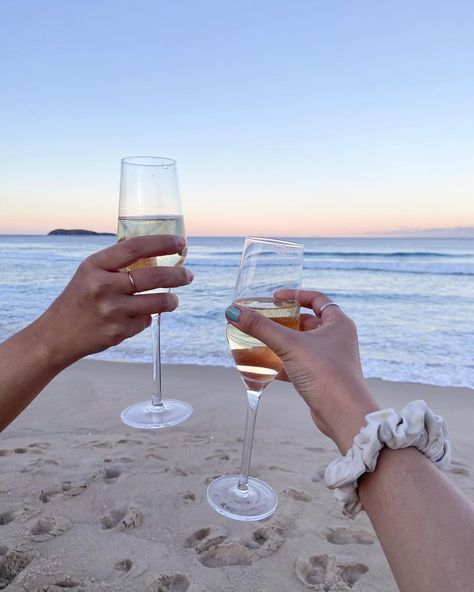 ig: chelseycjay wine at the beach, wine aesthetic, beach wine glass, wine glasses #sunsetaesthetic #dreamyaesthetic #aestheticwine #prettybeachphotos #prettyaesthetic #oceanaesthetic , champagne at the beach, beach aesthetic, summer nights, dreamy aesthetic, aesthetic wine glass Wine At The Beach, Beach Champagne, Champagne Shots, Bach Themes, Cowgirl Bridal Shower, Champagne Beach, Aesthetic Wine, Blogger Aesthetic, Bachelorette Inspo