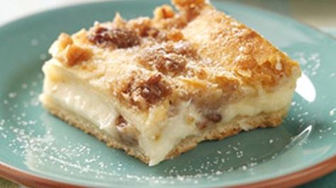 Sweet Cheese Delights -  Creamy dessert squares are so easy, you can make them, start to delicious finish, in just 30 minutes. Crescent Desserts, Sweet Cheese, Pillsbury Crescent, Dessert Squares, Cream Cheese Crescent Rolls, Crescent Roll Recipes, Crescent Roll, Creamy Desserts, Yummy Sweets