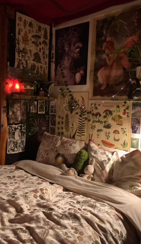 Cottagecore Fairycore Bedroom, Room Decor Ideas Forest, Gremlincore Bedroom, Therian Den Ideas Bedroom, Dark Fairycore Bedroom, Fairy Grunge Room Ideas, Goblin Core Bedroom, Grunge Bedding, Forestcore Bedroom