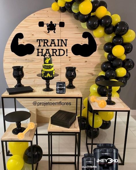 Quem disse que não tem festa para os fortes??? Amamos este projeto!! Surpreenda quem você ama e gosta deste tema!! Orçamento através do… Fitness Party Theme Decorations, Batman Themed Birthday Party, Gym Party, Baby Gym, Body Builder, Baby Shower Theme, Grad Parties, Diy Party Decorations, Train Hard