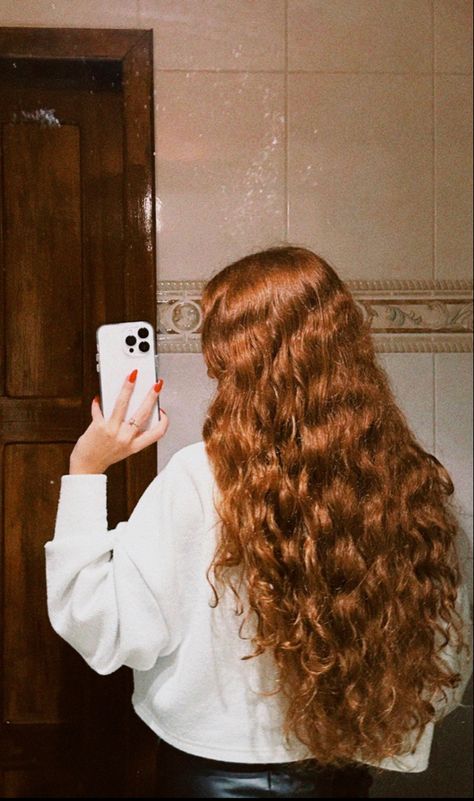 Long Curly Auburn Hair, Long Curly Ginger Hair, Copper Wavy Hair, Haircut For Long Wavy Hair, Wavy Ginger Hair, Curly Copper Hair, Wavy Red Hair, Redhead Aesthetic, Curly Ginger Hair