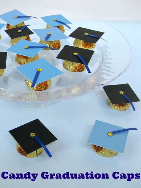 Candy Graduation Caps - Organized 31 Graduation Party Favors Diy, Graduation Candy Table, Gifts For Graduates, Graduation Treats, Graduation Desserts, Graduation Party High, Graduation Party Foods, Graduation Party Diy, Graduation Crafts