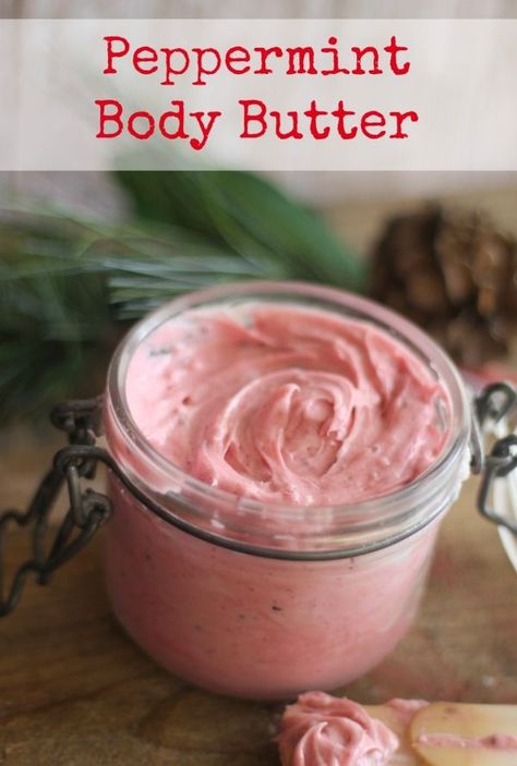 This Homemade Peppermint Body Butter is an easy DIY gift idea with a few simple ingredients that you and your friends/family members will love! Peppermint Body Butter, Săpunuri Handmade, Homemade Body Butter, Diy Body Butter, Lotion Recipe, Body Butters Recipe, Diy Lotion, Homemade Lotion, Nate Berkus