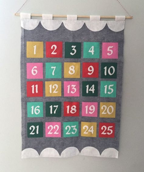 adventcalendar1 Advent Calendar Pattern, Felt Advent Calendar, Advent Crafts, Fabric Advent Calendar, Sew Mama Sew, Advent Calenders, Ramadan Crafts, Diy Advent Calendar, Little Christmas Trees