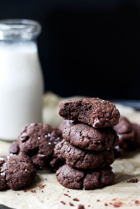 Delicious brownie-like flourless chocolate almond butter cookies made with a handful of simple, healthy ingredients. They only take 15 minutes to whip up! Almond Butter Cookie Recipe, Java Chip, Chocolate Almond Butter, Spicy Chocolate, Chocolate Chili, Almond Butter Cookies, Fudge Cookies, Favorite Cookie Recipe, Delicious Brownies