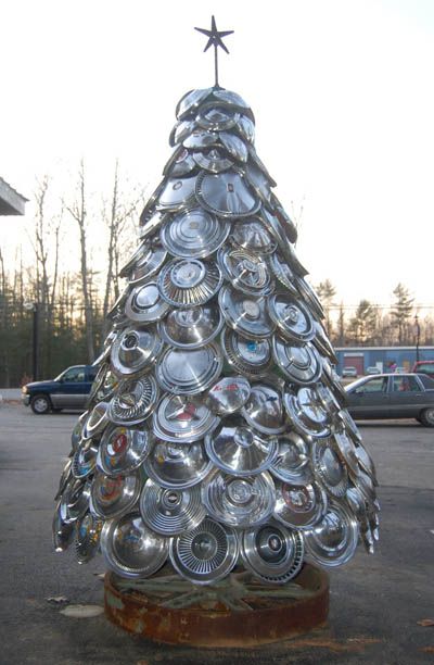 When men get into the DIY holiday spirit... this is what ya get!  Hilarious, but great Xmas promo for the Car Dealer that built it! Unusual Christmas Trees, Recycled Christmas Tree, Alternative Christmas, Creative Christmas Trees, Unique Christmas Trees, Deco Originale, Navidad Diy, Noel Christmas, Decoration Christmas