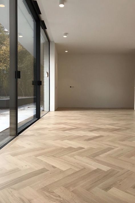 visgraat vloer van pvc Oak Parquet Flooring, Herringbone Wood Floor, Interior Design Per La Casa, Wooden Floors, Trafalgar Square, 아파트 인테리어, Florida House, Hus Inspiration, Luxury Kitchen Design