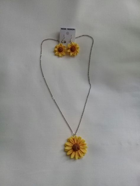 Diy Necklace Designs, Cercei Din Lut Polimeric, Simple Jewellery, Polymer Clay Flower Jewelry, Handmade Clay Jewelry, Clay Wall Art, Polymer Clay Diy, Origami Crafts Diy, Book Art Diy