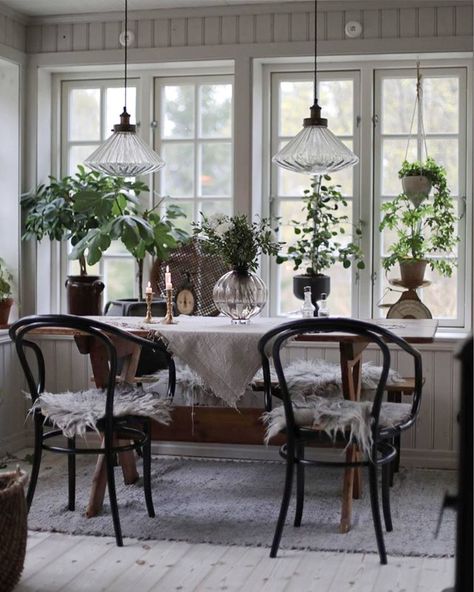 Swedish Cottage Interior, Elegant Dining Room Decor, Swedish Dining Room, Gustavian Interiors, Home Ideas Kitchen, Dining Room Inspo, Swedish Interior Design, Scandinavian Cottage, Swedish Interiors