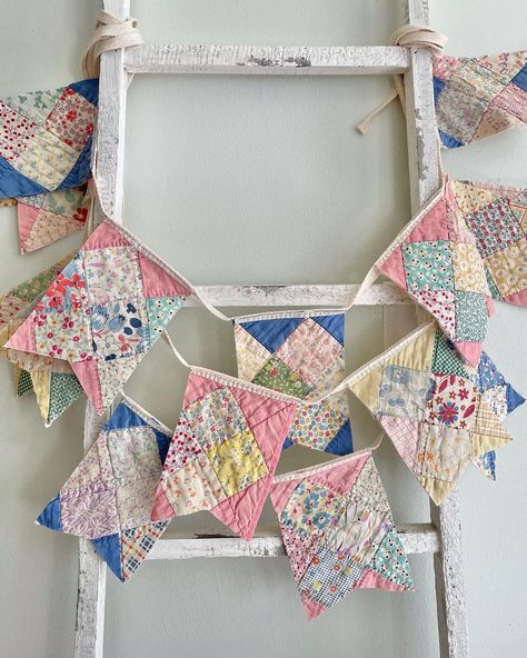 I’ll have just three of these vintage feedsack buntings in my restock tomorrow! Grab one while they last 🥰 Sunday, 6/19 @ 6:00 pm EST.… | Instagram Scrap Fabric Bunting, Vintage Quilt Display Ideas, Vintage Quilt Crafts, Quilt Scrap Projects, Vintage Fabric Projects, Quilt Upcycling, Quilt Bunting, Quilted Banner, Upcycle Quilt