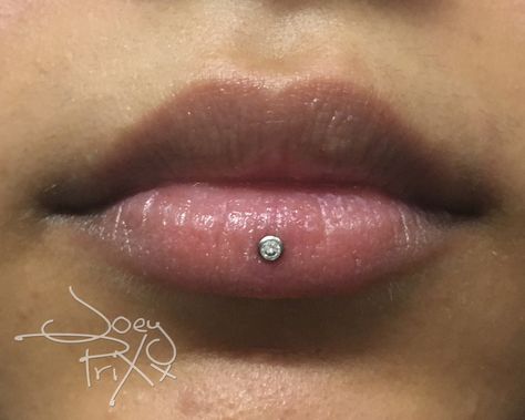 Bottom Lip Pericing, Middle Lip Pericing, Ashley Lip Pericing, Lip Peircings Ashley, Ashley Piercing On Small Lips, Piercing Ideas Face Lip, Lip Peircings Middle, Piercing Ideas Lip, Bottom Lip Piercing Middle