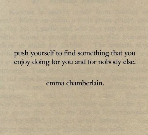 Quotes Emma Chamberlain, Emma Chamberlain Quotes, Gold Widgets, Emma Chamberlain Aesthetic, Emma Core, Quotes About Moving On From Friends, Senior Quotes, Emma Chamberlain, Lovely Quote