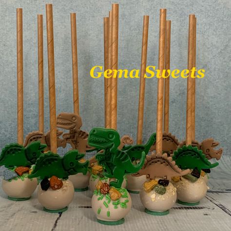 Jurassic World Cake Pops, Jurassic Park Cake Pops, Dinosaur Cake Pops, Jurassic World Cake, World Cake, Jurassic Park Birthday Party, Butterfly Garden Party, Jurassic Park Birthday, Carnival Birthday Party Theme