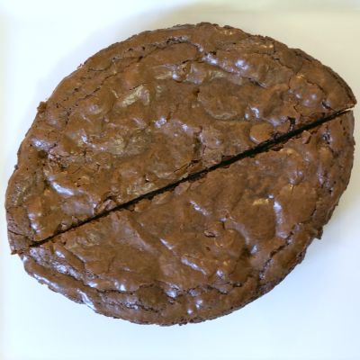 How to Make a Big Football Brownie (With a Round Cake Pan) Brownie Football Cake, Football Cupcake Cakes, Football Brownies, Football Desserts, Football Cupcake, Gameday Food, Bowling Cake, Football Cupcakes, Desert Ideas