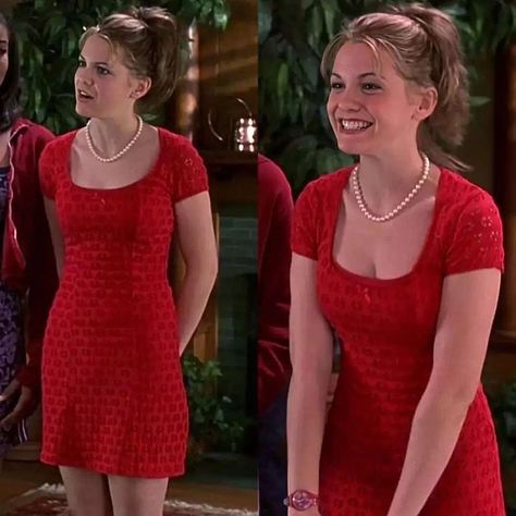 Larisa Oleynik as Bianca Stratford in 10 Things I Hate About You (1999) 💞 #cinema #movies #actors #cinema #hollywood Larisa Oleynik 90s, Bianca 10 Things I Hate About You, 10 Things I Hate About You Bianca, Teen Movie Aesthetic, Bianca Stratford Outfit, 10 Things I Hate About You Fashion, 10 Things I Hate About You Outfits, Bianca Stratford, Larisa Oleynik