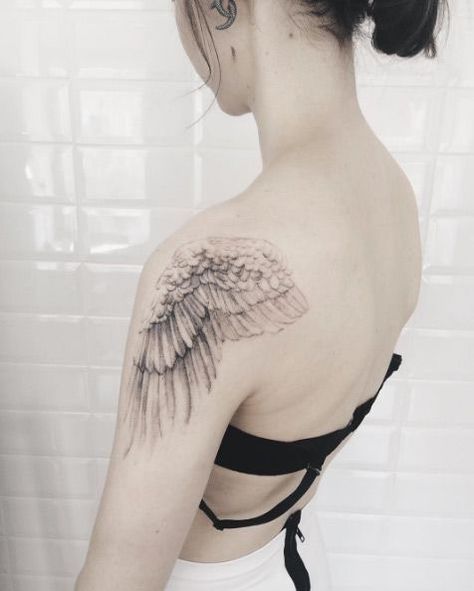 Tattoo For Men On Shoulder, Wing Tattoo On Shoulder, Angel Wing Tattoo, Wing Tattoo Men, Super Tattoo, Small Shoulder Tattoos, Best Tattoos For Women, Wing Tattoo, Trendy Tattoo