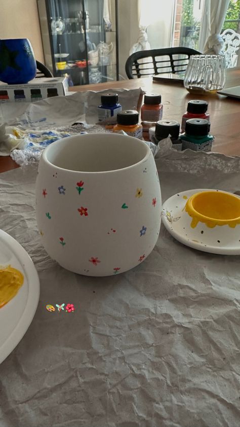 Insta story, cermaic painting ideas, flowers, bee, mug painting, art aesthetics, fall activity, couple time Painting Mugs Aesthetic, Pottery Painting Couple, Painting Ideas Flowers, Aesthetic Pottery, Clay Cafe, Mug Painting, Painting Birthday Party, Bee Mug, Birthday Painting