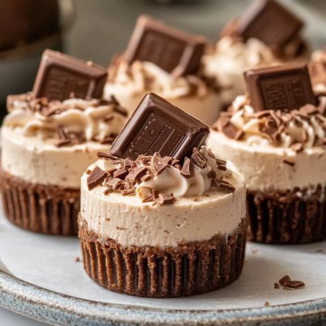 Mini Kit Kat Cheesecakes : Delicious Recipe Kit Kat Dessert, Kit Kat Cheesecake, Kit Kat Cake, Cheesecake Pie, Baking Kit, Cheesecake Cupcakes, Sweet Cravings, Mini Cheesecakes, Bakery Cakes