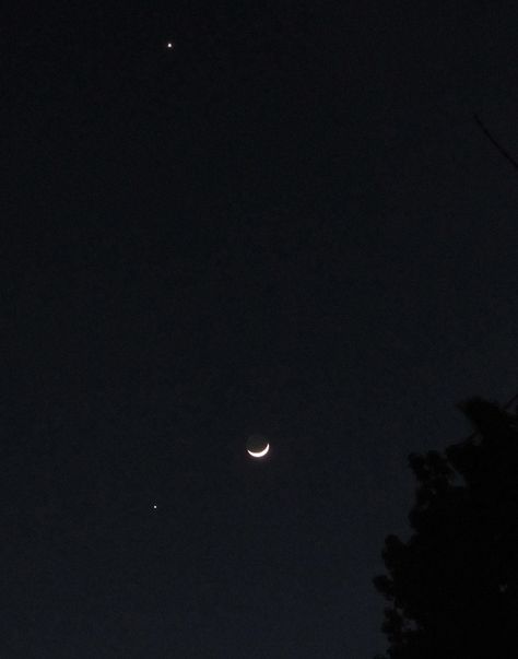 Moon And Venus Aesthetic, Cresent Moon Snap, Cresent Moon Aesthetic Dark, Cresent Moon Wallpaper Aesthetic, Eid Moon Aesthetic, Moon Photos Aesthetic, Moon Aesthetic Photo, Poetic Background, Night View Sky