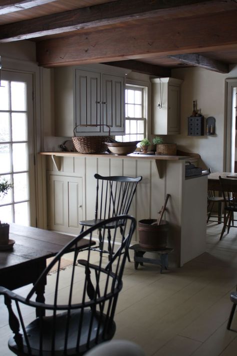 Content in a Cottage: Early American Kitchen Dapur Rustic, Colonial Kitchens, Colonial Kitchen, Wood Houses, Country Kitchen Designs, American Farmhouse, Primitive Homes, American Kitchen, Primitive Kitchen