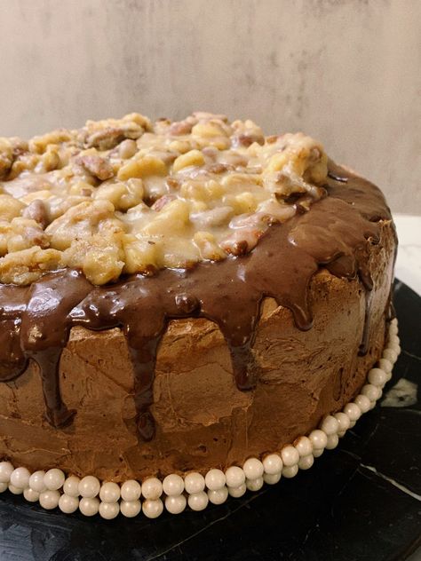 Chocolate Praline Cake, Chocolate Praline Crunch Cake, Praline Crunch Recipe, Praline Cake, Crunch Cake, Chocolate Drip, Chocolate Pecan, Pudding Cake, Brownie Cake