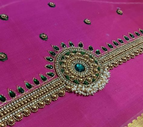 Vanki Model Maggam Work, Aari Sleeve Designs For Blouse, Hand Designs Blouse, Basic Blouse Designs, Designs Blouse, Light Up Dresses, Latest Embroidery Designs, Aari Design, Hand Work Design