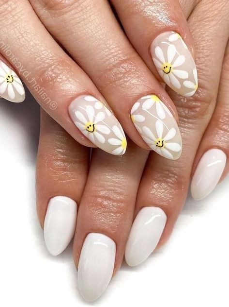 simple white flower nail design Dasie Flower Nails, White Nails With Daisy Design, White Floral Nail Designs, Floral Nail Designs Simple, White Flower Nail Design, White Nails With Flowers, Simple Flower Nail Designs, White Flower Nails, Regular Nails