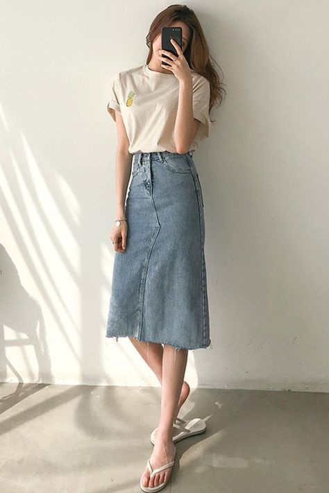 Jeans Skirt Outfit Korean, Rok Korean Style, Outfit Rok, Skirt Outfits Korean, Rok Outfit, Jean Skirt Outfits, Korean Outfit Street Styles, Long Skirt Outfits, Korean Casual Outfits