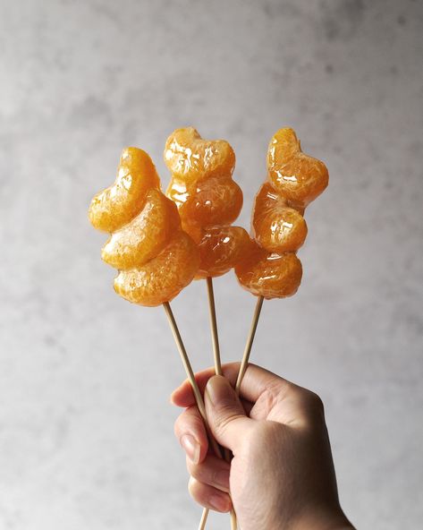 Tangerine Desserts, Chinese Candy, Tea Restaurant, Mandarin Oranges, Asian Snacks, Bake Desserts, Asian Desserts, On A Stick, Mixed Fruit