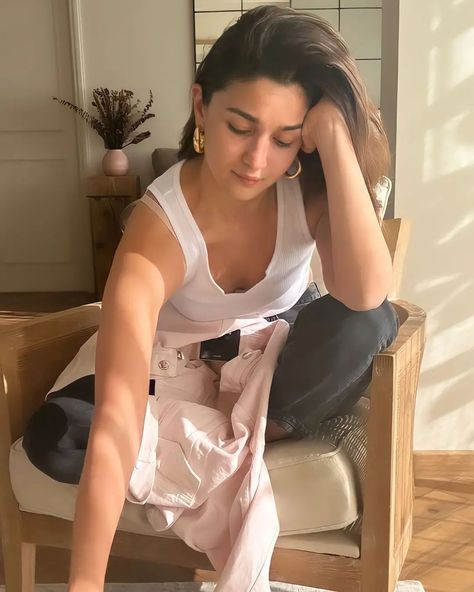 Anushka Sharma Birthday, Birthday Stories, Cream Outfit, Celebrity Casual Outfits, Model Outfit, Indian Lehenga, Fitness Inspiration Body, Anushka Sharma, Dress Indian Style