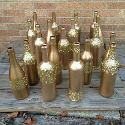 Botellas pintadas con glitter color dorado Glitter Wine Bottles, Wine Bottle Centerpieces, Bottle Centerpieces, Glitter Wine, Wedding Centerpieces Diy, Glitter Diy, 50th Wedding Anniversary, Diy Centerpieces, 50th Wedding