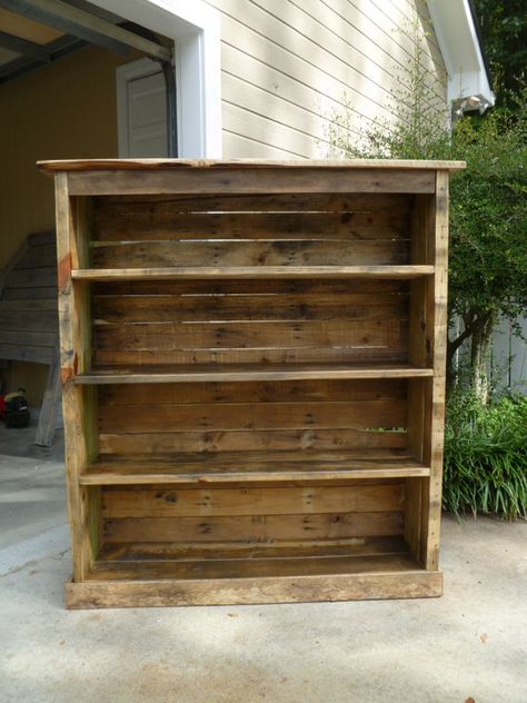 DIY pallet dresser. I just want my life to be made out of pallets. Pallet Dresser, Pallet Bookshelf, Pallet Crates, Pallet Creations, Pallet Shelves, Pallet Crafts, Diy Holz, Bookshelves Diy, Wood Pallet Projects