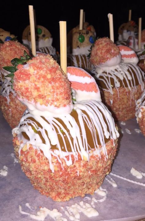 Halloween Dipped Apples, Diy Apples, Caramel Apples Diy, Candy Apple Bars, Candied Grapes Recipe, Candied Grapes, Caramel Apple Slices, Dipped Apples, Gourmet Candy Apples