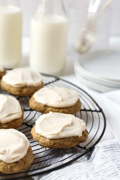 Brown Butter Banana Bread Cookies with Frosting {with brown butter} | The Sweet Occasion Easy Fruit Dessert Recipes, Cookies With Caramel, Banana Cookie Recipe, Banana Cookie, Soft Pumpkin Cookies, Banana Bread Cookies, Stuffed Cookies, Cookie Sandwiches, Homemade Cookie