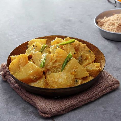 A classic Bengali preparation of potato cooked in poppy (posto) and green chilli paste, flavoured with tempered nigella seed. Aloo Posto, Aloo Recipe, Aloo Recipes, Cubed Potatoes, Chilli Paste, Nigella Seeds, Clam Recipes, Mustard Oil, Baby Potatoes