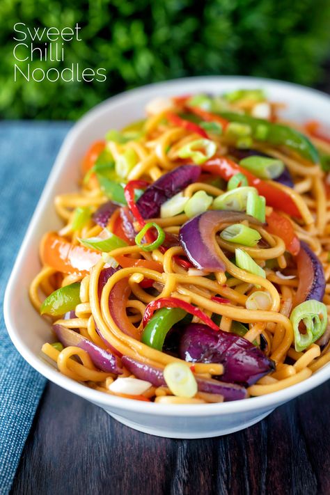 Sweet Chilli Sauce Dishes, Sweet Chilli Noodles Recipe, Chilli Onion Crunch Recipes, Sweet Chilli Noodles, Chilli Noodles, Sweet Chilli Sauce Recipe, Healthy Pasta Dishes, Crunch Recipe, Cheesy Chicken Broccoli