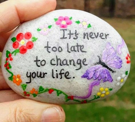 Painted Garden Rocks, Inspirational Rocks, Rock Painting Tutorial, Colorful Florals, Diy Rock Art, Stone Art Painting, Happy Stones, Painted Rocks Craft, Painted Rocks Diy