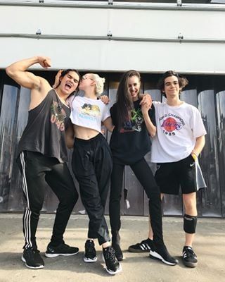 Descendants Cast Hanging Out Pictures | POPSUGAR Celebrity Cameron Boys, Disney Descendants Movie, Disney Actresses, Dove Cameron Style, Disney Channel Descendants, Disney Descendants 3, Descendants Cast, Booboo Stewart, Disney Channel Stars