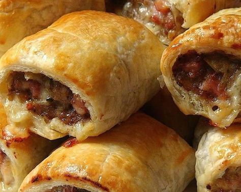 Learn more about Cheesy Beef and Bacon Sausage Rolls from SideChef! Pastry Puff, Sausage Rolls Recipe, Sausage Bread, Sausage Roll, Bacon Sausage, Beef Sausage, Cheese Sausage, Homemade Sausage, Homemade Beef