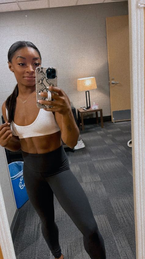 Simone Biles Simone Biles Outfits, Simon Biles, Dance Moms Dancers, Crossfit Women, Simone Biles, Black Celebrities, Girl Celebrities, Adidas Fashion, Celebrity Beauty