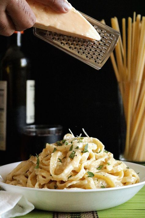 Fettuccine Alfredo - A rich, creamy and easy to make pasta dish. Perfect for any special occasion like Valentine's day dinner. Pasta Videography, Fettuccine Alfredo Aesthetic, Pasta Gif, Pasta Videos, Alfredo Pasta Photography, Fettucini Alfredo Aesthetic, Pasta Aesthetic Alfredo, Fedachinni Alfredo, Fettucini Alfredo Photography