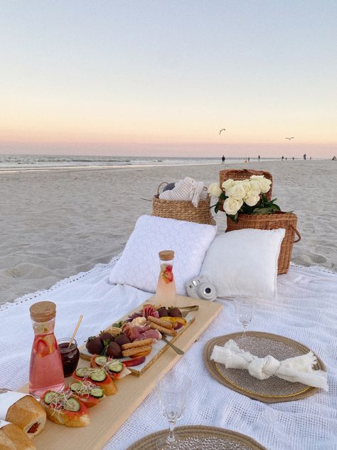 Romantic Beach Picnic, Beach Picnic Party, Sullivans Island Sc, Picnic Date Food, Picnic On The Beach, Picnic Summer, Dream Dates, Picnic Inspiration, Sullivans Island