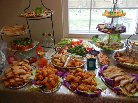 In the middle are chicken nuggets with different sauces to dip them in. Onederland Party Food, Chicken Nugget Party, Christening Food, Potluck Snacks, Dinosaur Party Ideas, Party Chicken, Graduation Food, Winter Onederland Birthday Party, Onederland Party