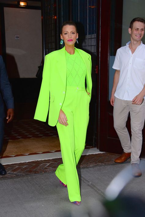 Green Monochromatic Outfit, Blake Lively Body, Blake Lively Style, Monochromatic Outfit, Iranian Women Fashion, 70s Inspired Fashion, Moda Chic, Rich Women, Fashion 2018