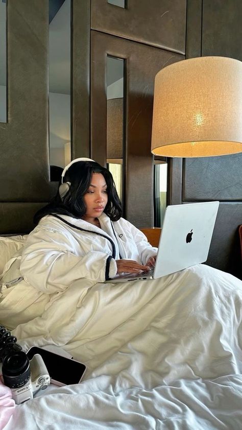 Hotel Work Aesthetic, Working Aesthetic, Woman Successful, Weekend Aesthetic, Dark Luxury, Luxury Vibes, Luxury Aesthetics, Youtube Aesthetic, Board Pictures