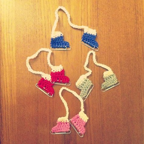 DIY crochet paperclip ice skate ornament - free pattern! - easy last minute gift idea or present topper. Crochet Ice Skates Pattern Free, Crochet Xmas Gifts, Diy Gifts Last Minute, Ice Skate Ornaments, Crochet Christmas Gifts, Crochet Xmas, Crochet Gift, Crochet Ornaments, Ice Skate