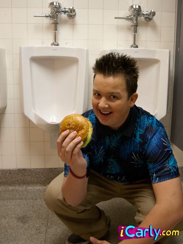 Bathroom burgers. http://www.iCarly.com Gibby Icarly, Icarly And Victorious, Weird Images, Breaking In, Icarly, In Bathroom, What’s Going On, Funny Me, Funny Laugh