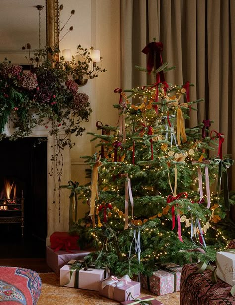 Enjoy Christmas in the Oxfordshire Countryside - Estelle Manor English Country Christmas Aesthetic, Christmas In The Countryside, John Derian Christmas, British Christmas Tree, Cozy Christmas Tree Ideas, Nancy Meyers Christmas Aesthetic, Foraged Christmas Decorations, British Christmas Aesthetic, Cotswold Christmas