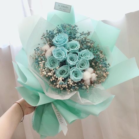 Tiffany Blue Flower Arrangements, Paper Rose Craft, Blue Bouquets, Man Bouquet, Flowers For Men, Luxury Flower Bouquets, Rose Crafts, Clay Diy Projects, Blue Bouquet