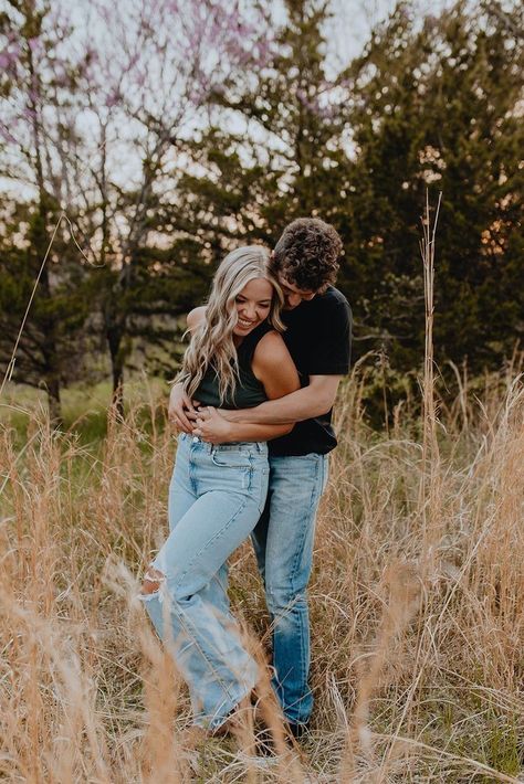 Holiday Picture Outfit, Summer Engagement Pictures, Park Engagement Pictures, Fall Picture Outfits, Engagement Photo Outfits Summer, Outfit Ideas Trendy, Engagement Outfit Ideas, Wedding New York, Engagement Picture Outfits